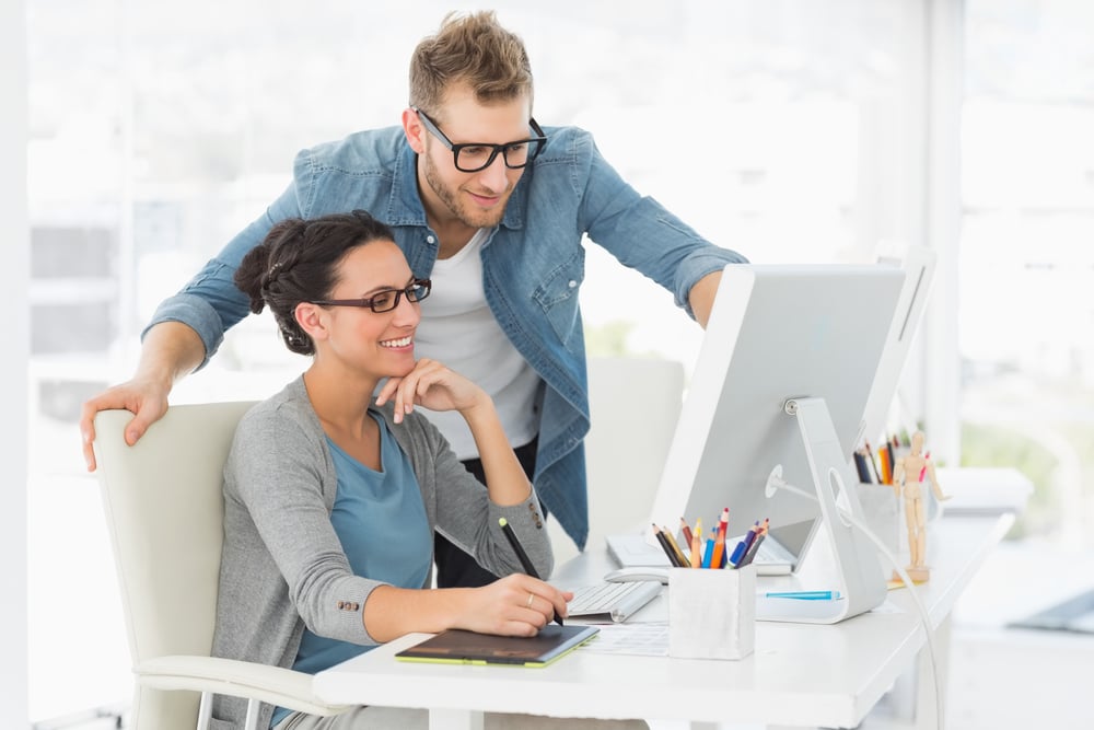 Mitarbeiter bei der Arbeit an einem Sonntag im Büro