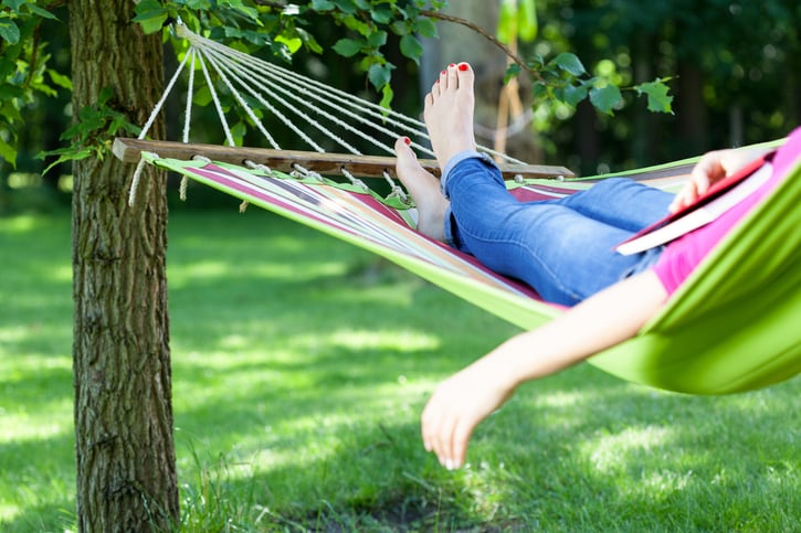 mujer tumbada en su hamaca disfrutando de sus vacaciones pagadas