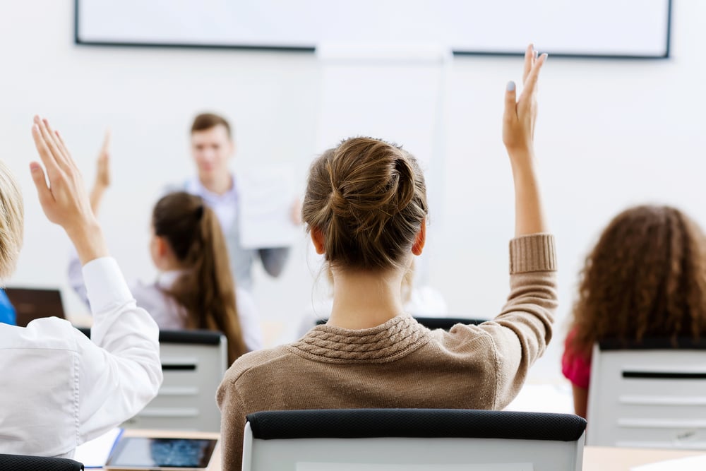 Jeune professeur dans une salle de classe, debout devant sa classe