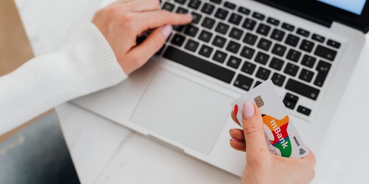 Mitarbeitende prüfen am Laptop, ob das Gehalt bereits eingegangen ist, weil der Zahltag auf einen Feiertag fällt