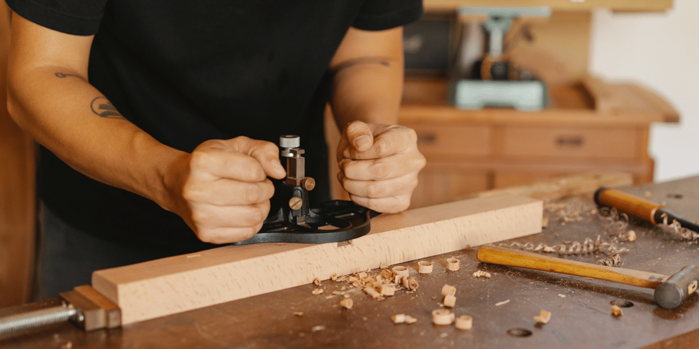 Zeitlohn Zeitlohn: Das Bild zeigt eine Gruppe von Handwerkern, die an einem Projekt arbeiten, während sie auf Zeitlohn basierende Arbeitszeiten einhalten. Die Szene verdeutlicht die Bedeutung von Arbeitsleistung und Entgelt im Handwerk, wobei die Arbeitnehmer für ihre geleisteten Stunden bezahlt werden.