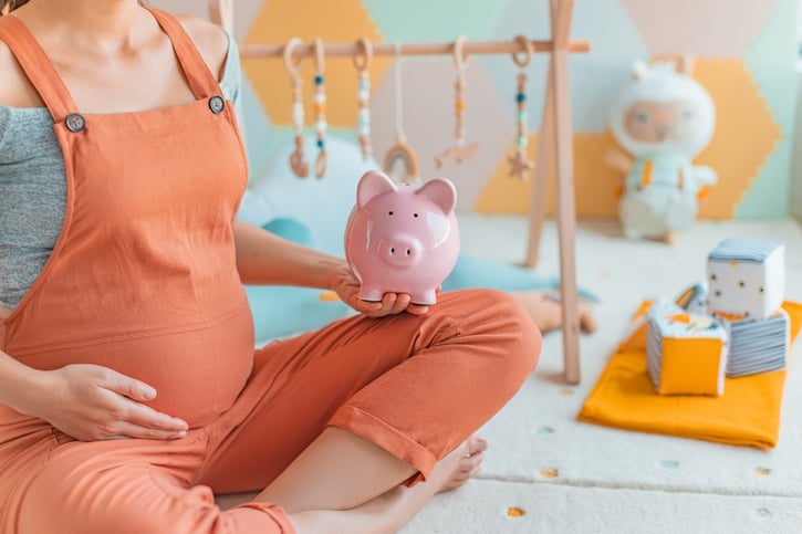 Beschäftigung und Mutterschaft: Zeigt den gesetzlichen Ablauf von Beschäftigungsverbot über Mutterschutz bis zur Rückkehr an den Arbeitsplatz. Erklärt, wann ein Arbeitgeber den Zuschuss zum Mutterschaftsgeld zahlen muss und welche Pflichten während der Mutterschaft bestehen.