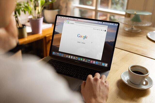 Mitarbeiter durchsucht Google for Jobs auf dem Laptop