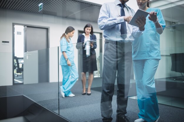 Schichtarbeit: Teamarbeit in einer 24 stunden Schicht Modell im Krankenhaus