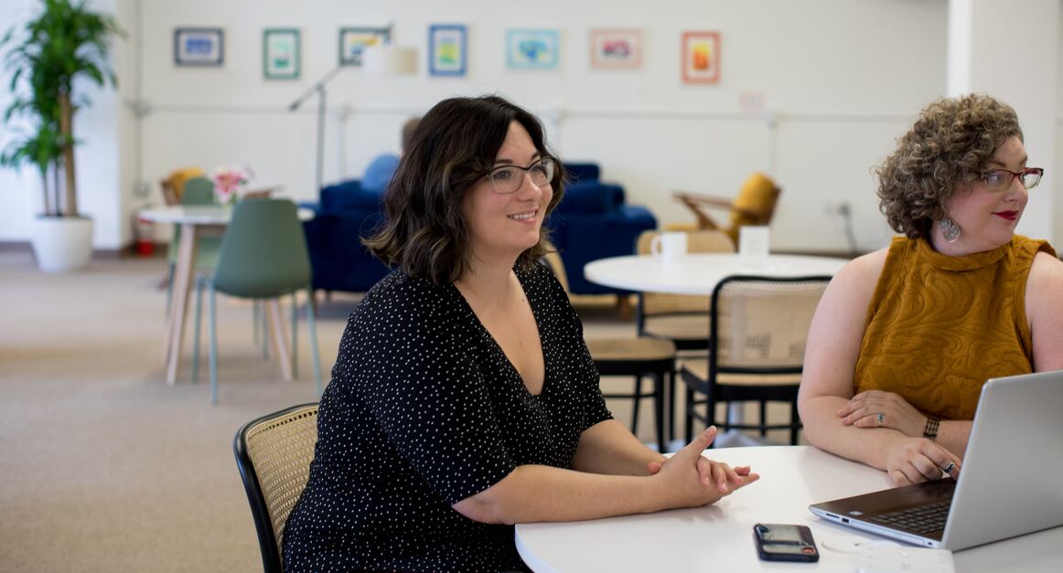 Twee vrouwen zitten aan tafel