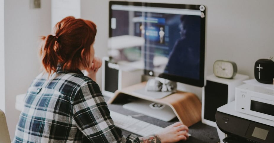 Vrouw werkt thuis voor computer scherm