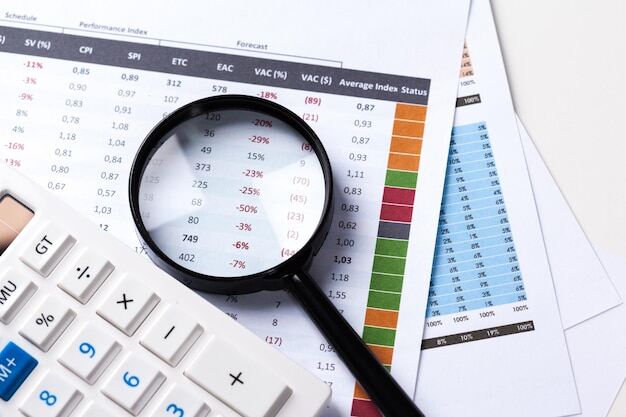 In der Abbildung analysiert ein Arbeitgeber die Arbeitskosten in einer Excel-Tabelle, die verschiedene Daten zu Arbeitsstunden, Löhnen und Lohnnebenkosten enthält. Die Tabelle zeigt Statistiken und Vergleiche, um die Entwicklung der Arbeitskosten in Deutschland zu verdeutlichen.