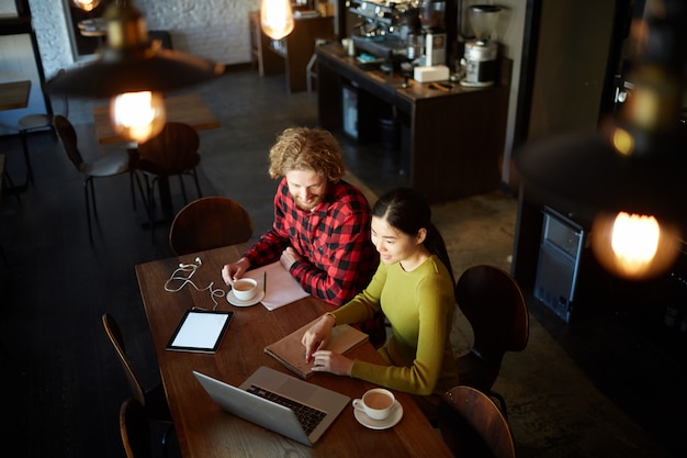 Angestellte besprechen Elternzeit Lohnfortzahlung während der Kaffeepause