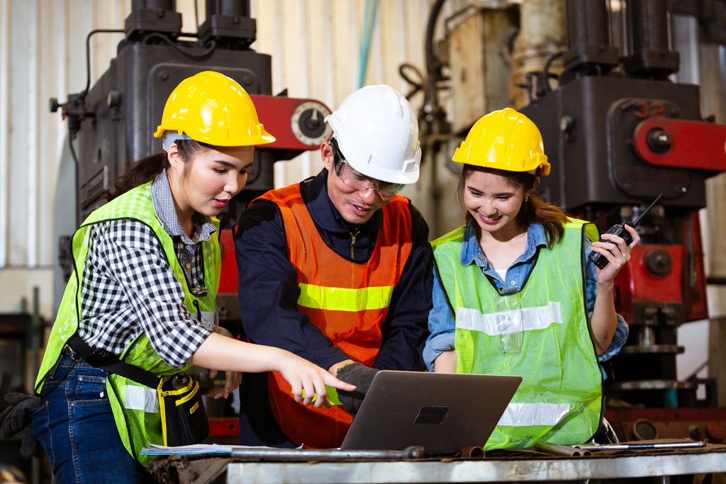 Grupo de empleados aprendiendo técnicas para prevenir accidentes en el lugar de trabajo