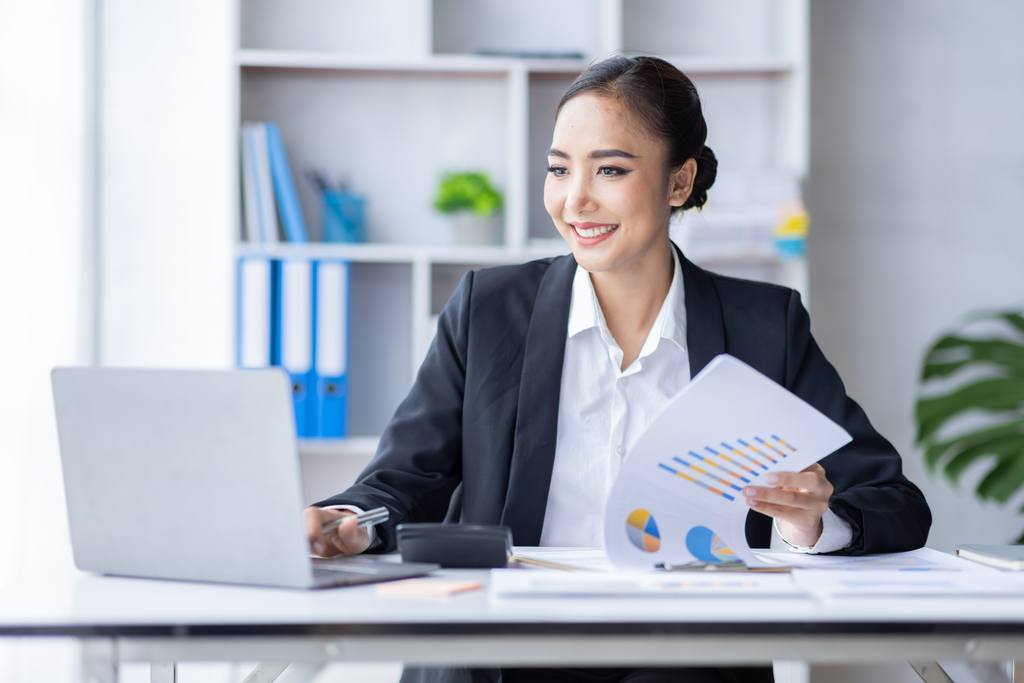 asian-female-accountant-or-banker-making-calculations