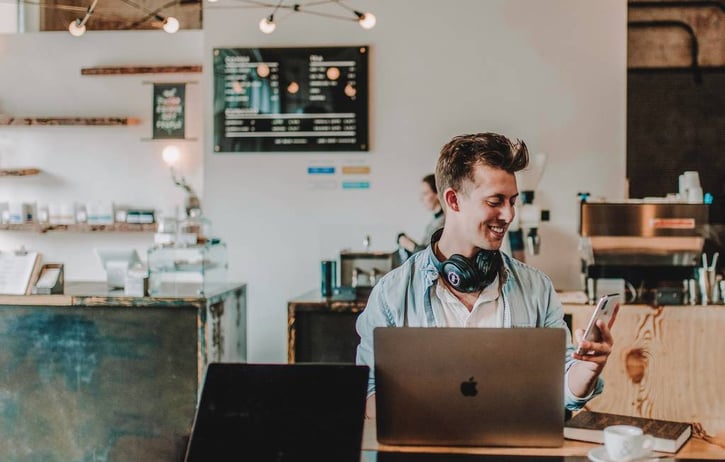 Werknemer zelfstandig aan het werk in een café.