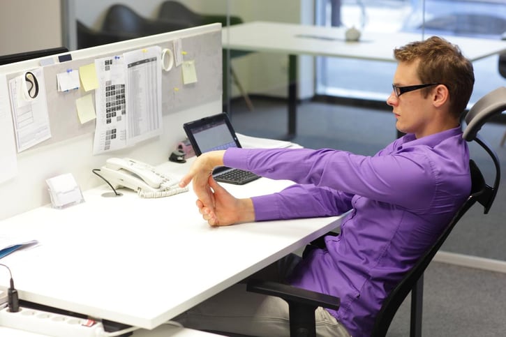 Mitarbeiter an einem ergonomisch gestalteten Schreibtisch