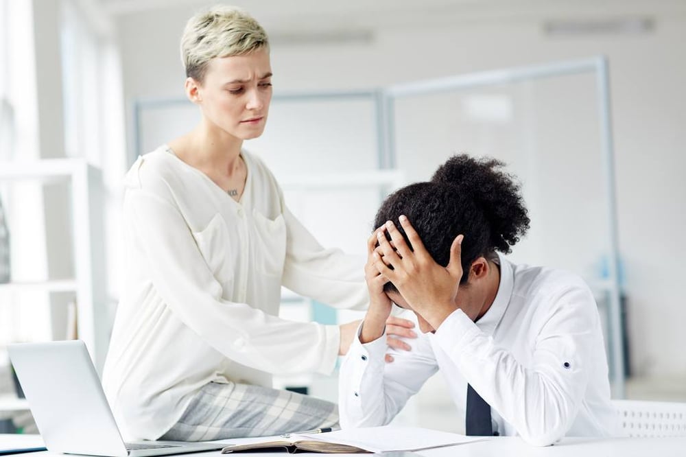 Mitarbeiter diskutieren über Diskriminierung am Arbeitsplatz