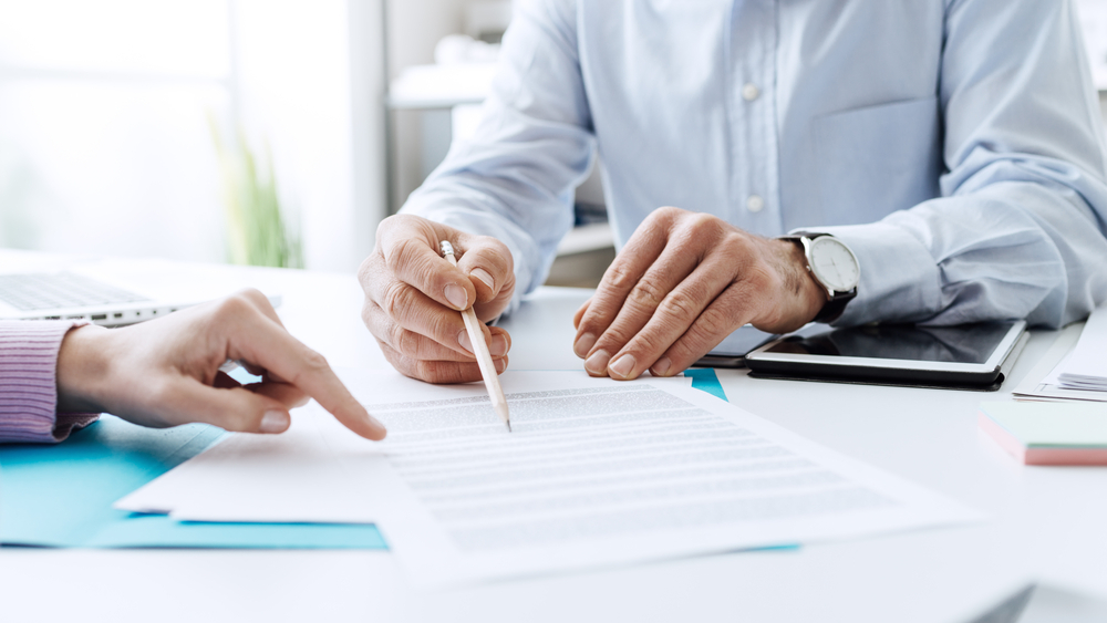 Arbeitnehmer bewertet seinen Arbeitsvertrag mit variablen Gehaltsbestandteilen.