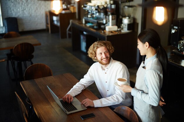 Minijobber arbeitet an einem Laptop im Café - minijob verdienstgrenze, beschäftigungsverhältnisse