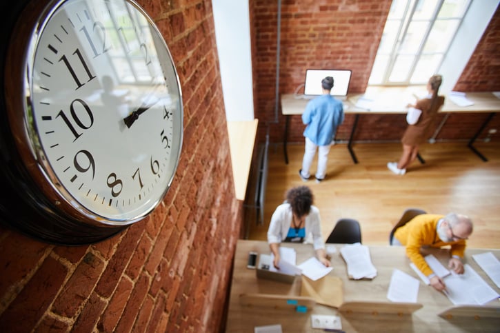 personas trabajando de manera organizada y eficiente, representando un alto nivel de productividad