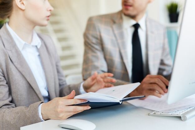 Zeitzuschlag Entgelt: HR-Manager aktualisiert Zeitzuschlagsrichtlinien am Arbeitsplatz 