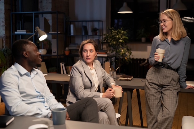 Nachtschicht Team diskutiert über Zulagen und Boni