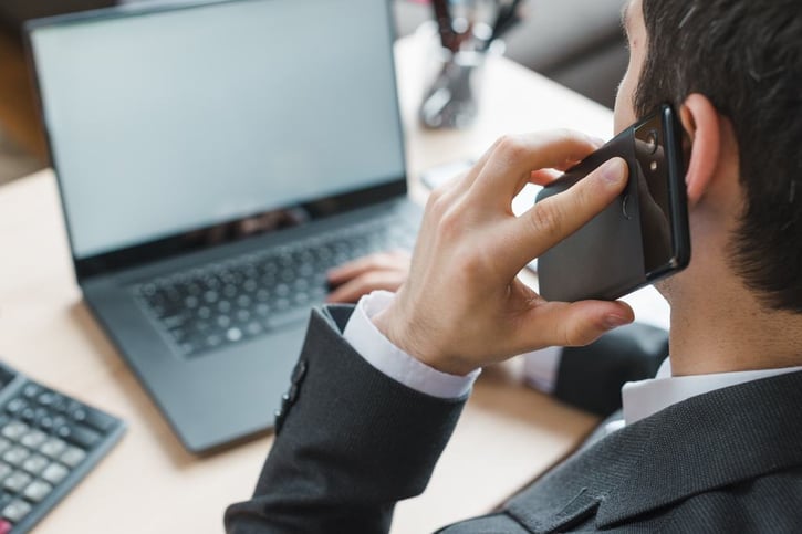 Mitarbeiter verwendet Smartphone, das sog. Diensthandy für geschäftliche Zwecke 