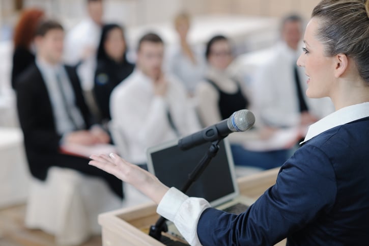 Arbeitgeber präsentiert Belbins Teamrollen im Konferenzraum