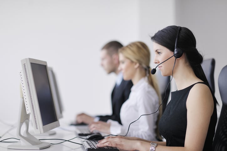 Customer Support und Help Desk, organization - Mitarbeiter am Helpdesk telefoniert und beantwortet Kundenanfragen