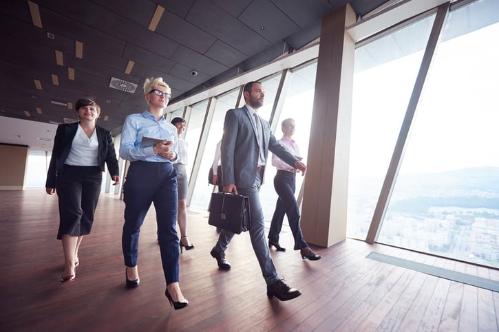 C-Suite-Führungskräfte bei einem strategischen Meeting.