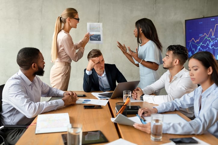 equipo de trabajo en una reunión de mediación, ilustrando la resolución de conflictos en el lugar de trabajo.