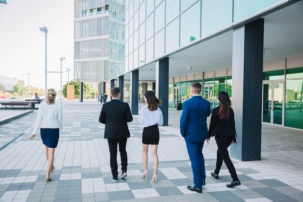 Arbeitszeit - Konzept: Die Anwesenheitspflicht ist – wie an einigen Universitäten und den Lehrveranstaltungen –  Teil der Arbeitsregelung und ist in diesem Fall gültiges Recht. Eine Missachtung kann ein Grund für eine Abmahnung sein.