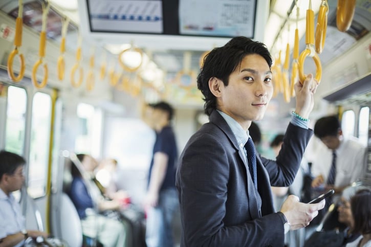 Empleado desplazándose en transporte público hacia su lugar de trabajo.
