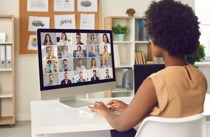 Team-Meeting im Hybrid-Work-Modell: e mail adresse service arbeitsplätzen