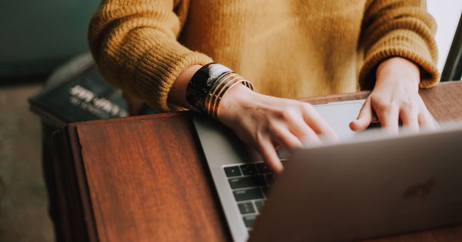 Vrouw typt op een laptop