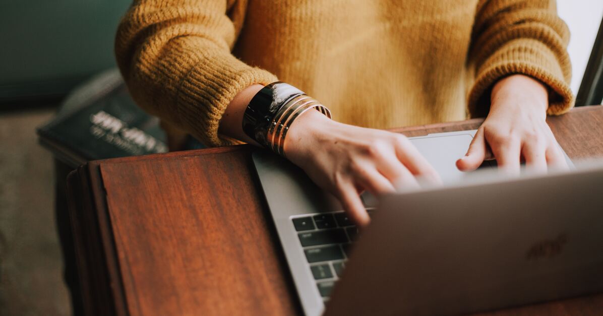 Vrouw typt op laptop