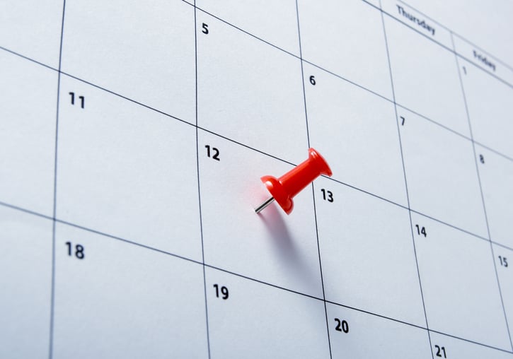 Calendario con un alfiler rojo