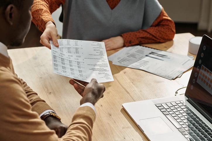 colegas revisando los recibos de salarios