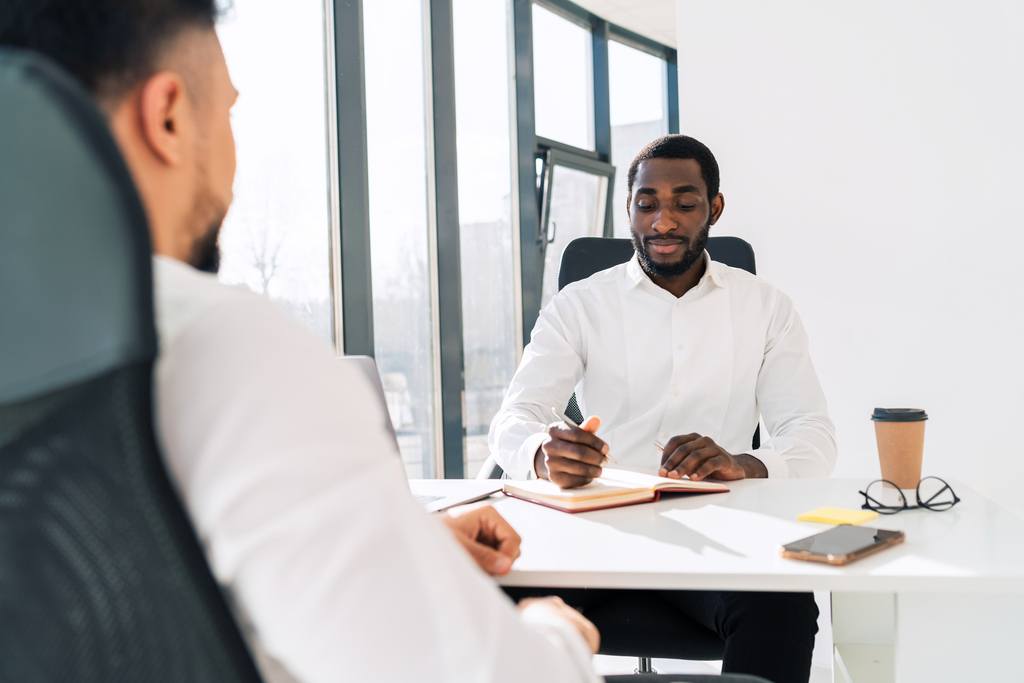 Diskussion zwischen Arbeitgeber und Bewerber im Interview.