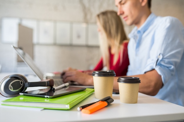 Coffee Badging – also die Anwesenheit im Büro als Möglichkeit für Angestellte der Büropflicht nachzukommen ist ein echter Trend