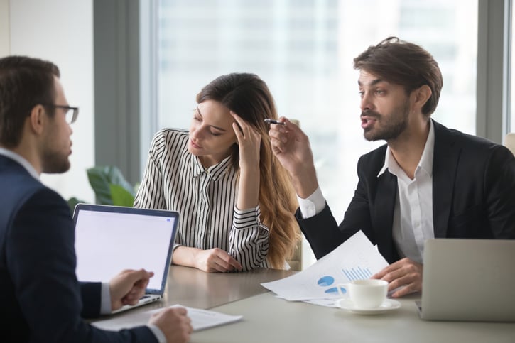 Training zur Konfliktfähigkeit, bei dem ein Mensch alles über effektives Konfliktmanagement lernt.