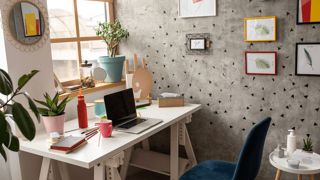 Home-Office Setup mit Computer und Notizen - Telearbeit