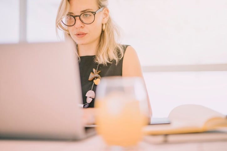 Langzeitkrank: Arbeitgeber prüft Krankmeldung am Schreibtisch.