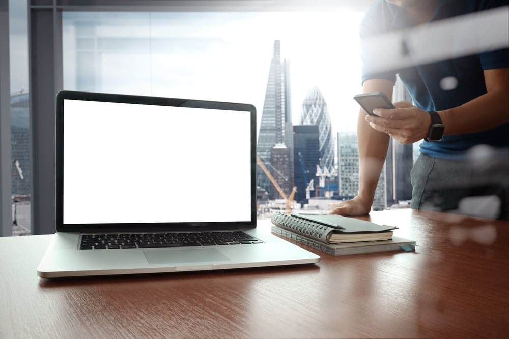 Laptop auf einem verfügbaren Hot Desking-Schreibtisch.
