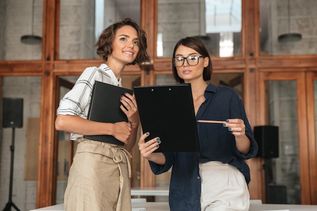 Foto eines Arbeitnehmers, der zwei Jobs im Bereich Mehrfachbeschäftigung am Arbeitsplatz nachgeht