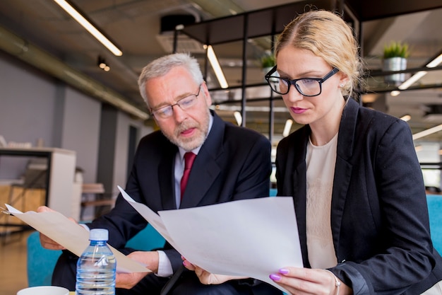 Arbeitnehmer, die das Arbeitsschutzgesetz lesen