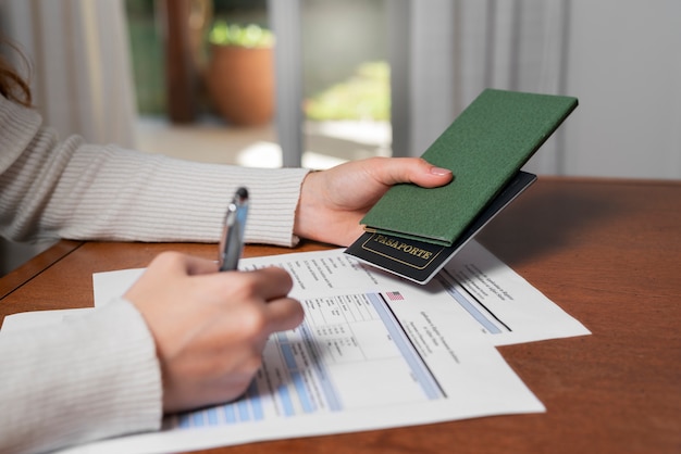 Arbeitserlaubnis-Dokument auf Schreibtisch - Bild eines typischen Arbeitserlaubnisformulars, staatsangehörige, erwerbstätigkeit, staatsbürgerschaft, aufenthaltstitel, zulassung,bundesgebiet