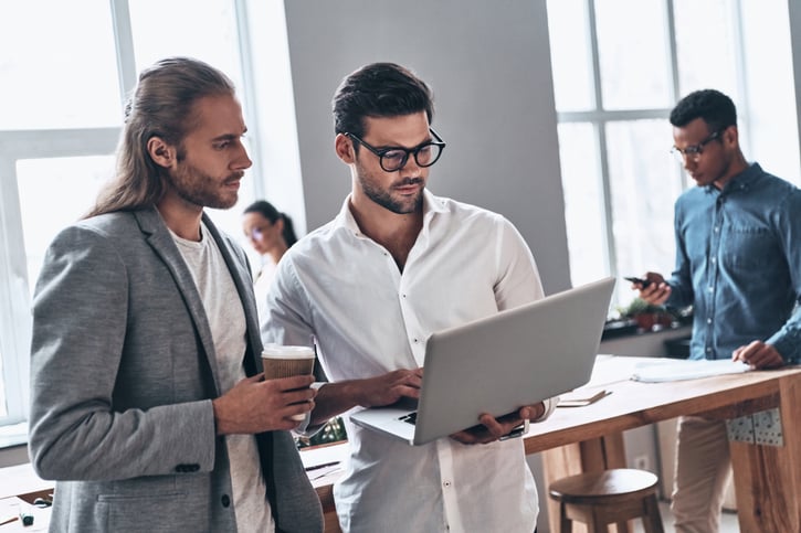 Ein Arbeitsplatz mit effizient angeordneten Werkzeugen und Ausrüstung, die die Arbeitsproduktivität steigern.