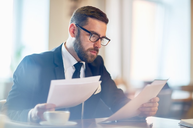 Definition Arbeitgeber prüft Dokumente zur Arbeitslohn-Berechnung: Arbeitsentgelt - Arbeitslohn sind alle Einnahmen