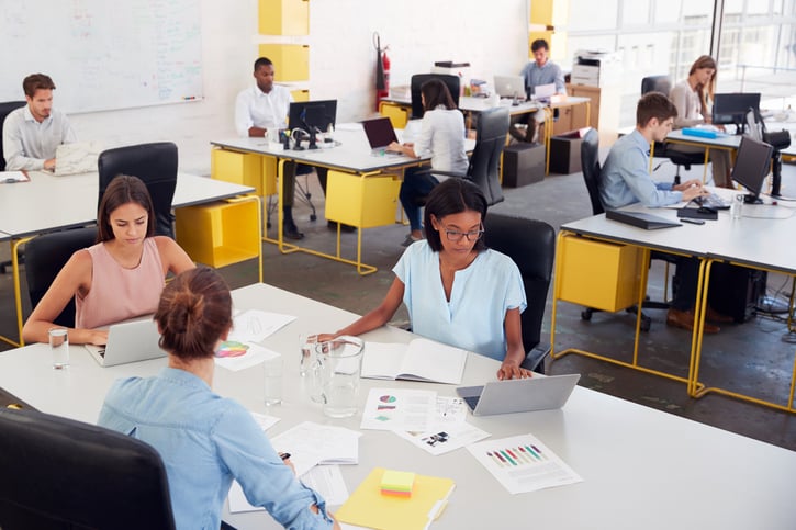 Mitarbeiterin nutzt flexiblen Arbeitsplatz dank Desk Sharing