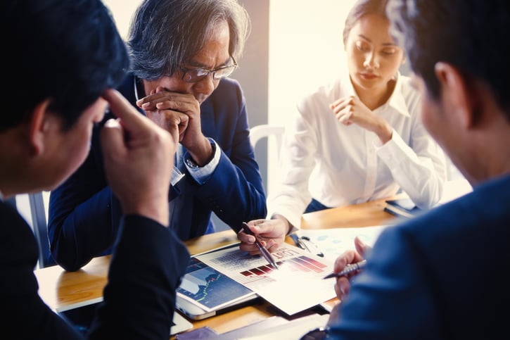 Manager kommuniziert Krisenmanagement-Strategien