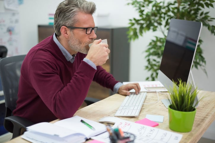  Arbeitgeber überprüft Arbeitszeitberichte am Computer