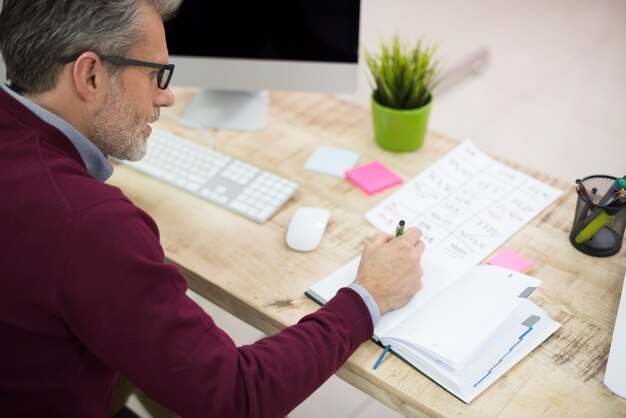 Arbeitskalender mit gekennzeichneten Schichten im Schichtmodell