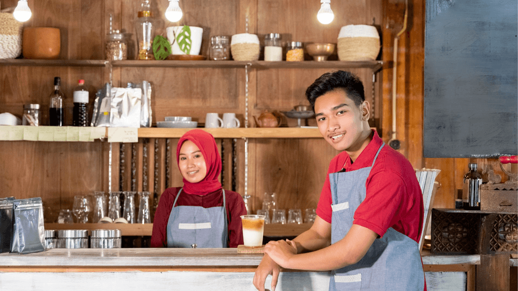 Arbeitnehmer, die in einem Restaurant arbeiten, bereiten Speisen zu während eines Feiertags, um Feiertagszuschlag zu erhalten.